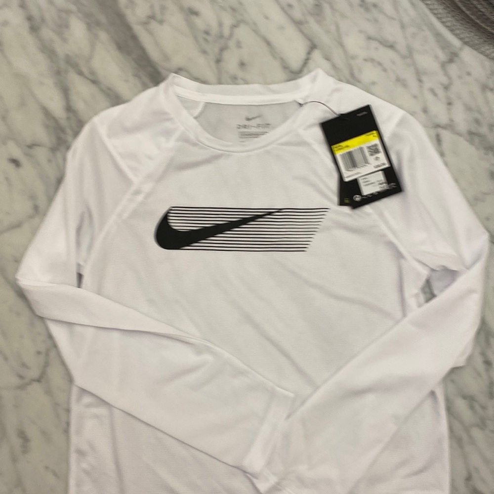 NWT ❤️temp price DROP❤️NIKE DRI FIT  long sleeved t. Size S